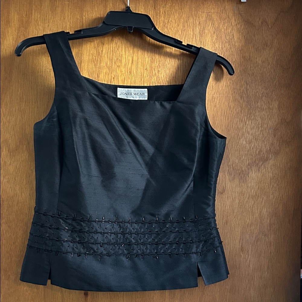 Jones Wear Elegant Black Sleeveless Blouse